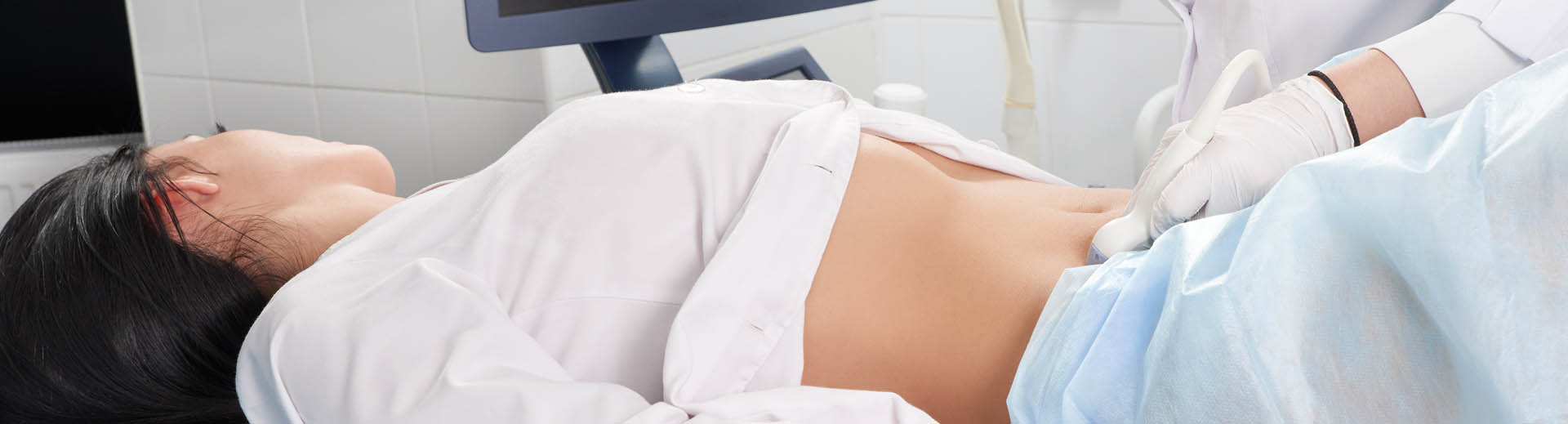 Examen échographique de l'abdomen chez une femme