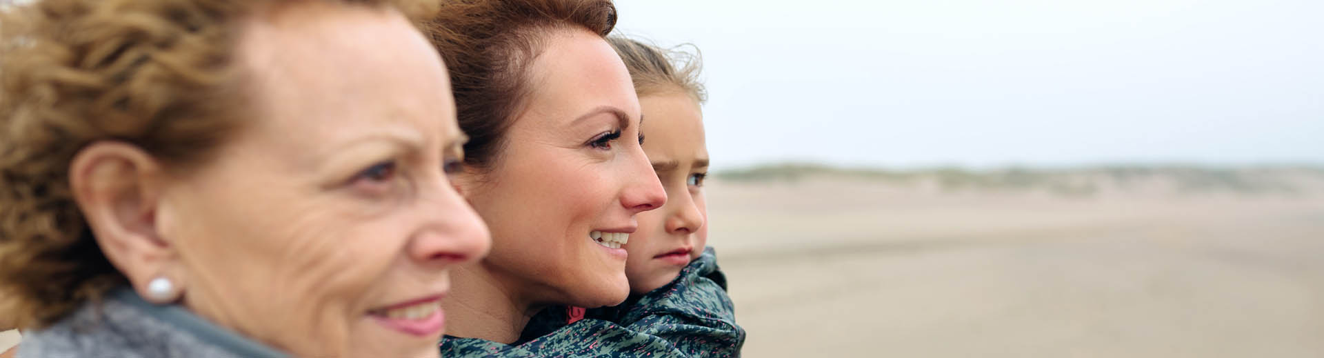 Mutter, Tochter und Enkelin an einem Herbsttag am Meer