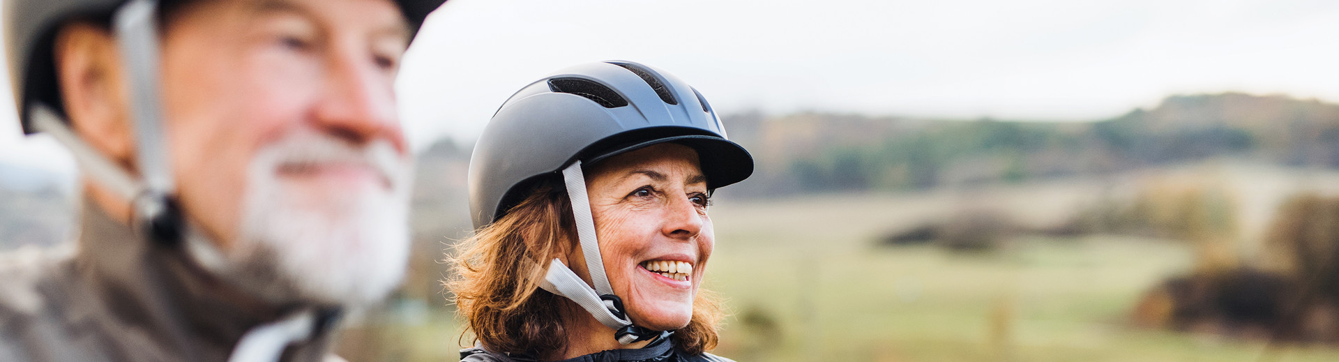 Couple de personnes âgées à vélo