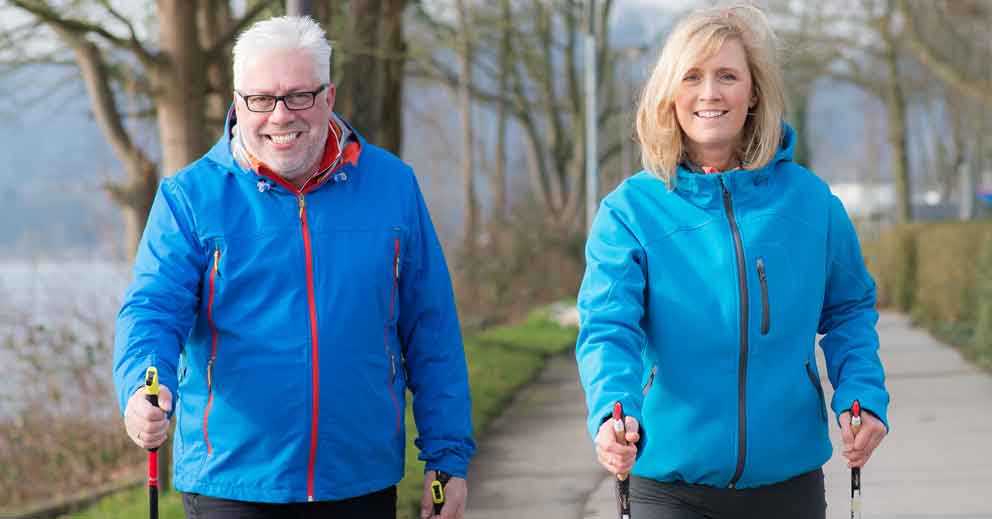 Coppia Nordic Walking nella natura