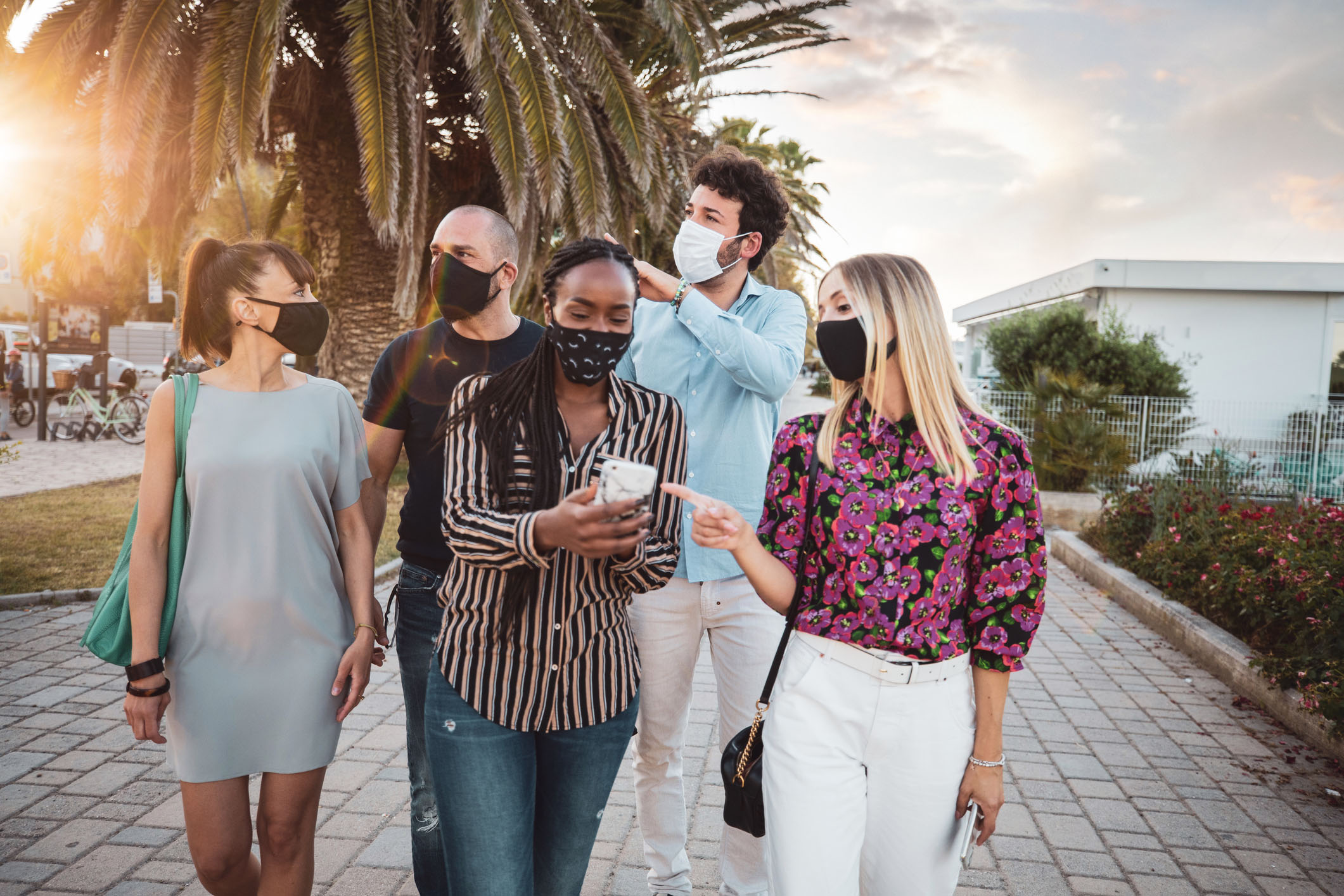 Groupe de jeunes avec masque facial