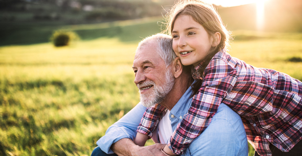 Nonno con la nipote nel prato