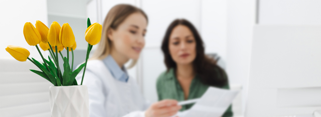 Foto: Eine Ärztin und eine Patientin während einer Konsultation.