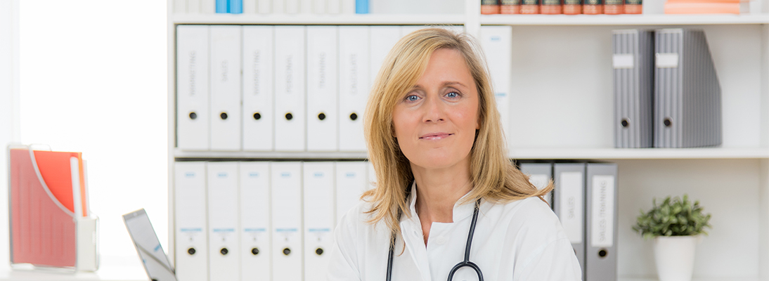 Médecin femme avec stéthoscope dans son cabinet.