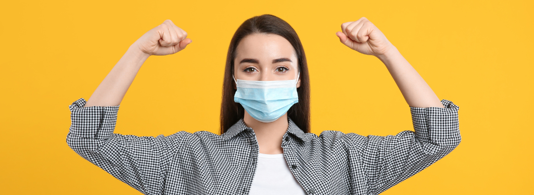 Foto: una donna in forma con la mascherina