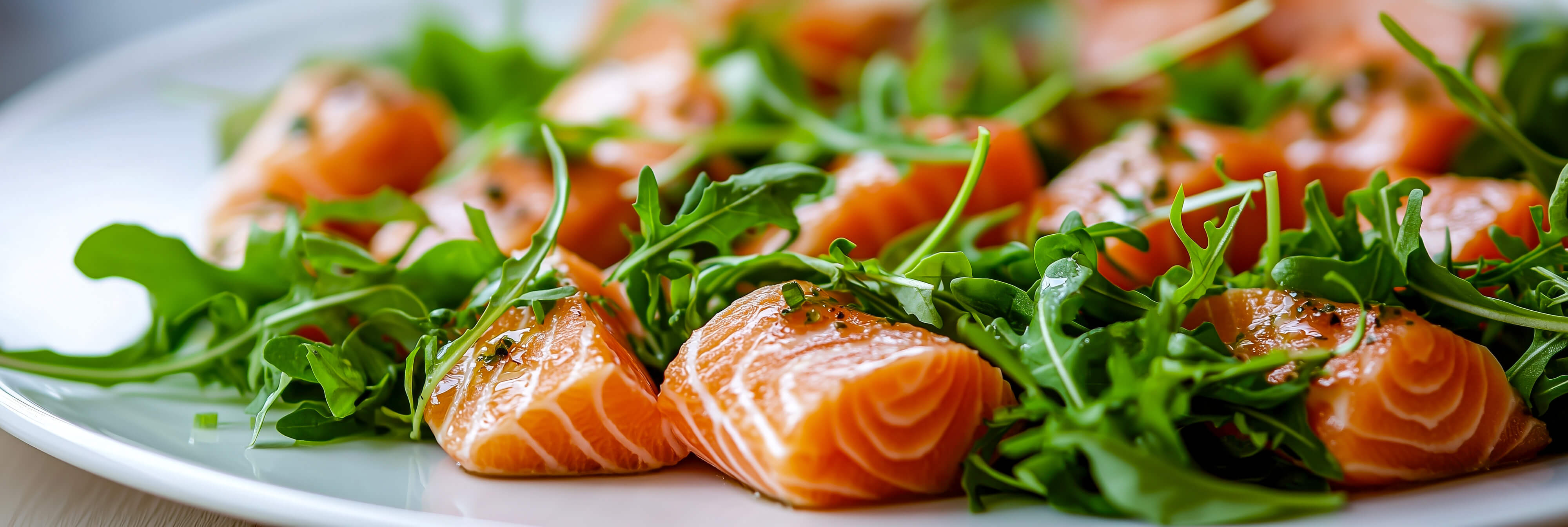 Frischer Lachs mit Salat auf dem Teller