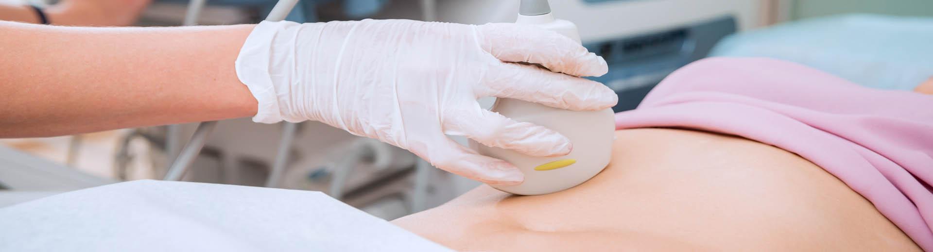 Un médecin examine l'abdomen d'un patient à l'aide d'ultrasons