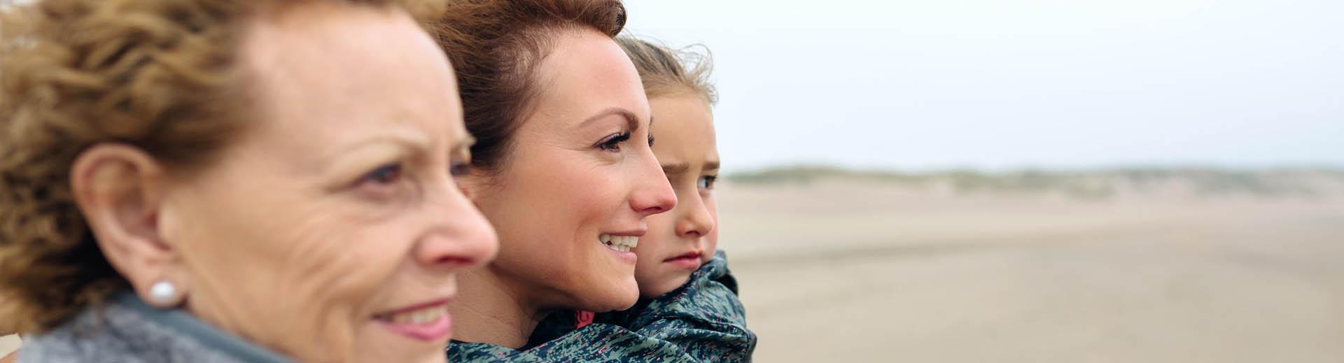 Mutter, Tochter und Enkelin an einem Herbsttag am Meer