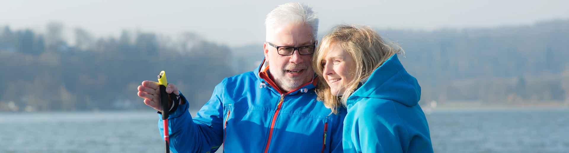 Couple faisant de la marche nordique dans la nature