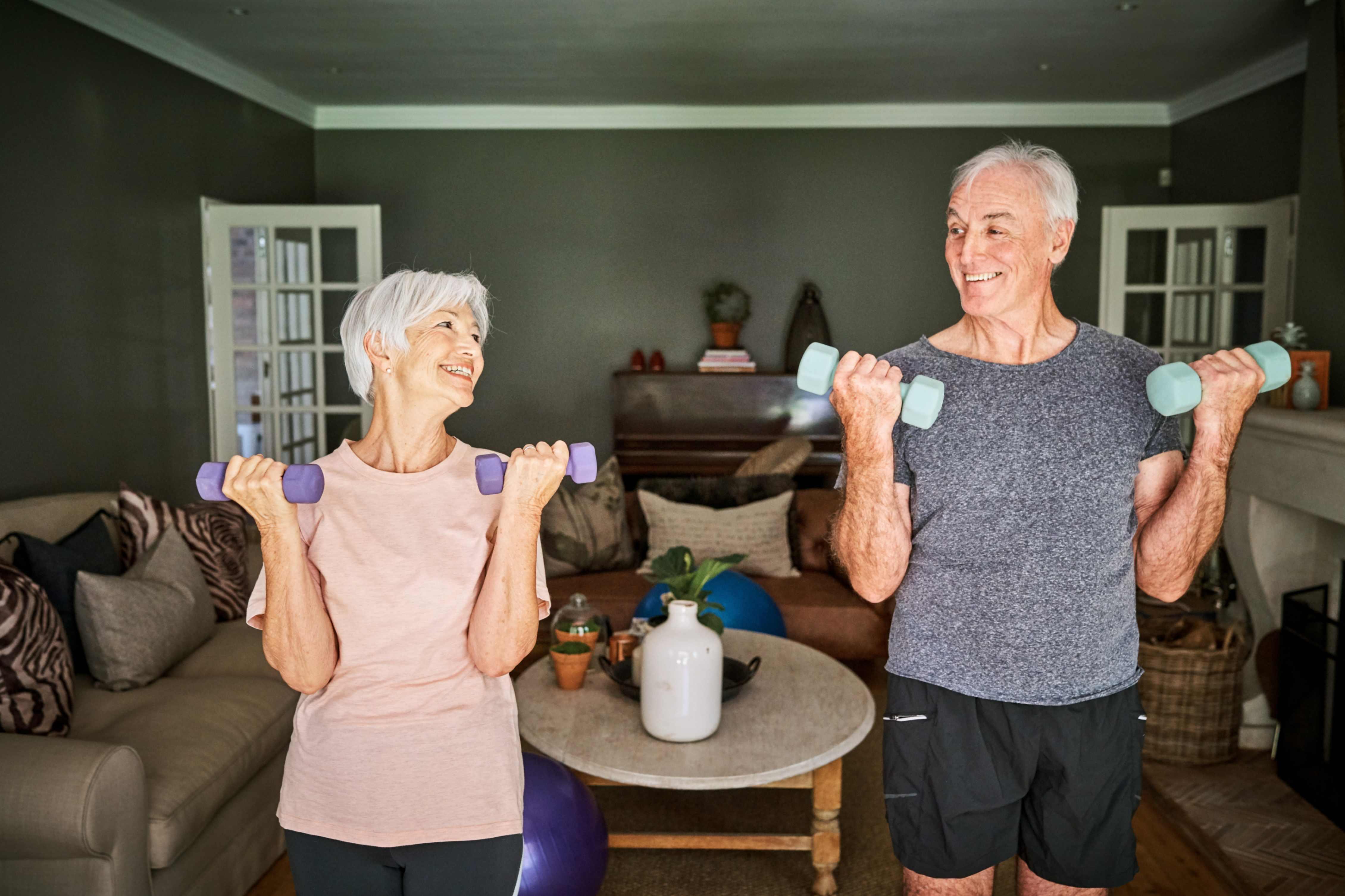 Un couple âgé s'entraîne à domicile