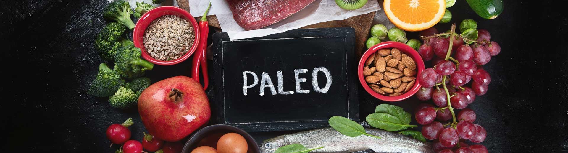 Tavolo con alimenti e scritta Paleo