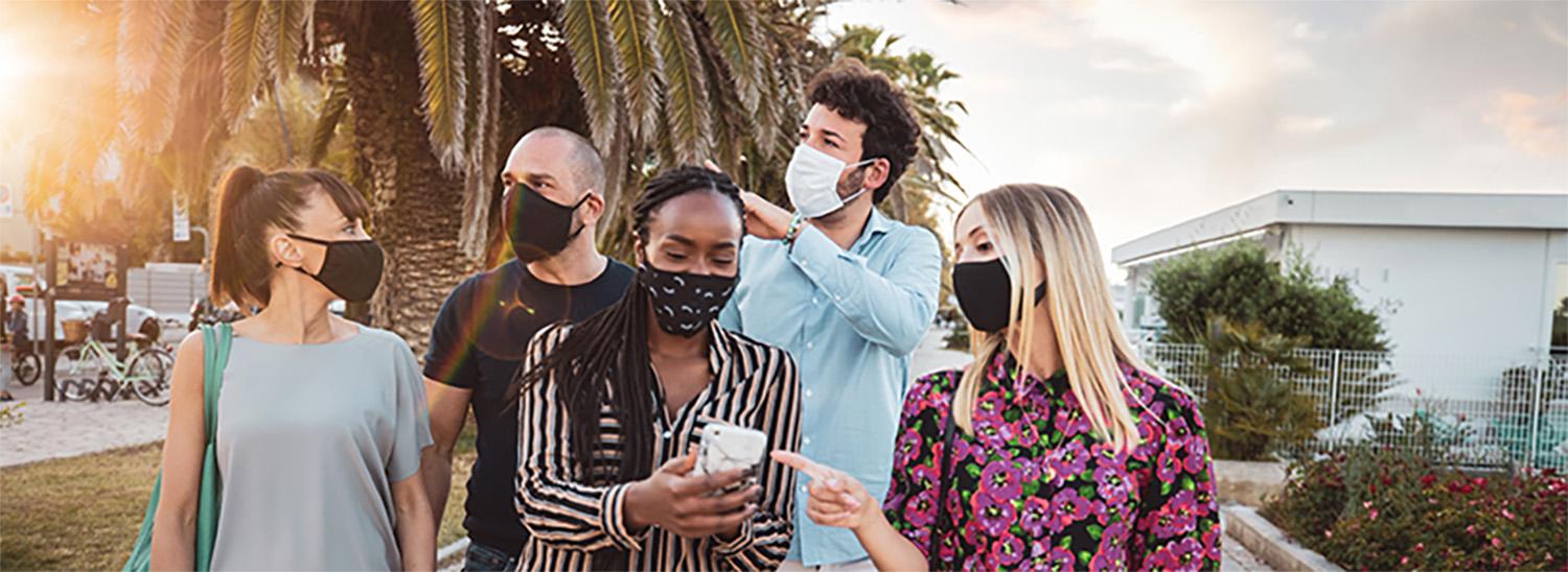 Gruppe von jungen Menschen mit Maske